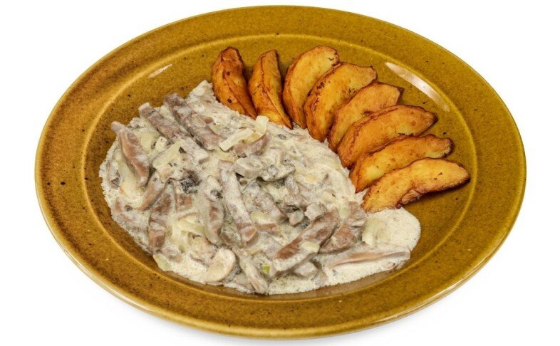 Язык с шампиньонами в сметане