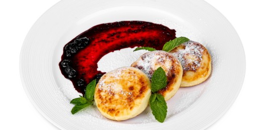 Сырники с черничным соусом