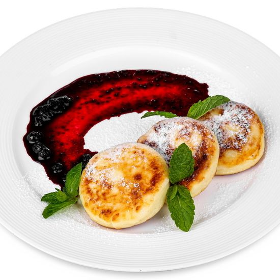 Сырники с черничным соусом