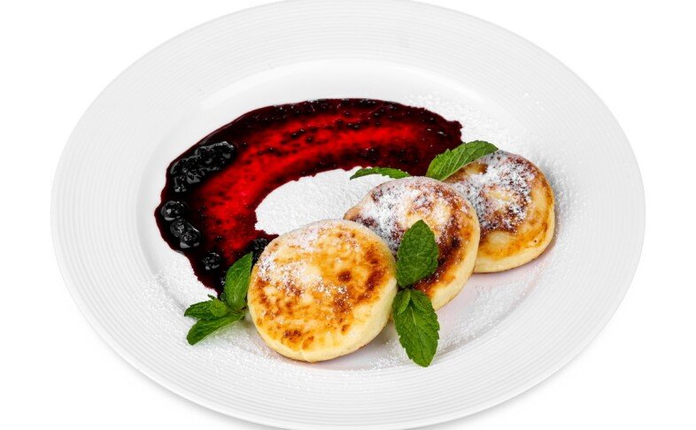 Сырники с черничным соусом