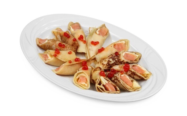 Блинчики с лососем и красной икрой