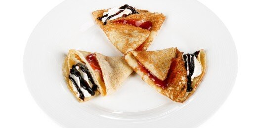 Блинчики с повидлом и взбитыми сливками