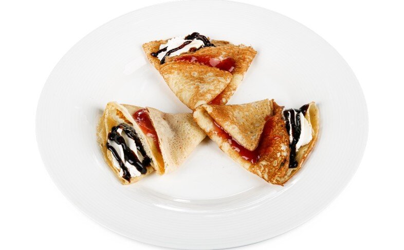 Блинчики с повидлом и взбитыми сливками