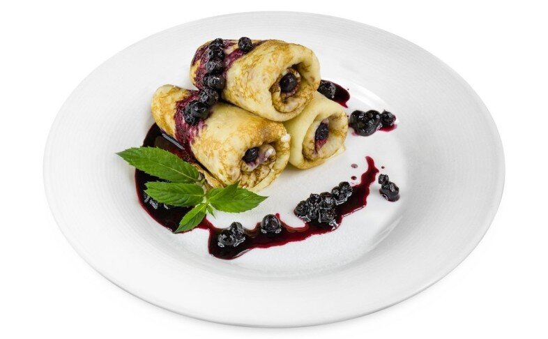 Блинчики с черничным соусом