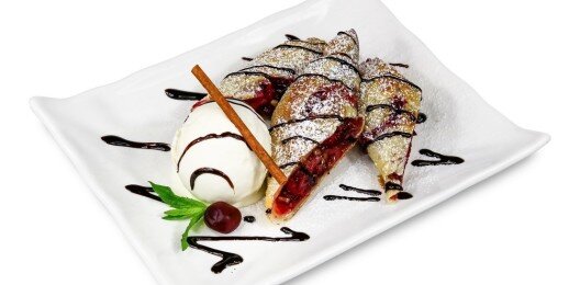 Рулет с вишней и корицей