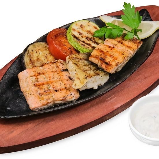 Рыбное ассорти с овощами на гриле