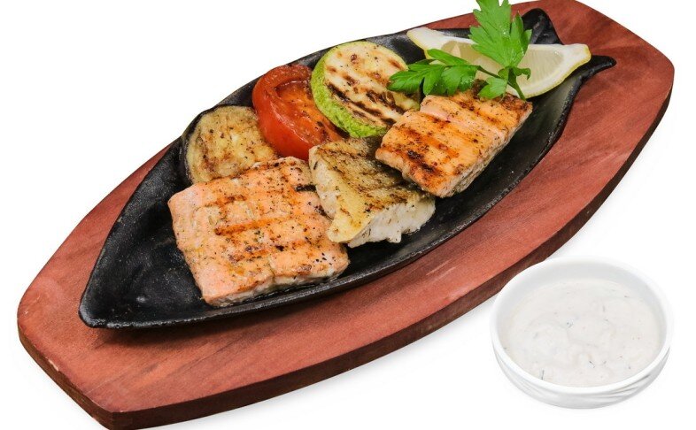 Рыбное ассорти с овощами на гриле