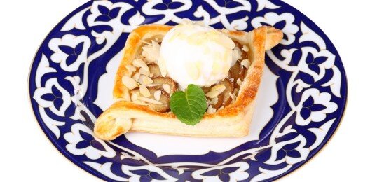 Слойка с грушей и творожным сыром