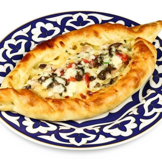 Лахмаджун с курицей и грибами