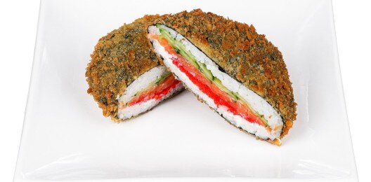 Суши-бургер с семгой и огурцом