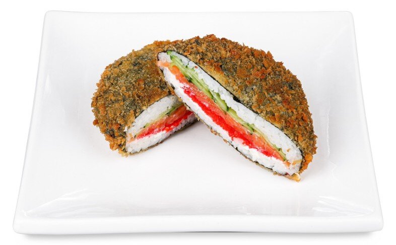 Суши-бургер с семгой и огурцом