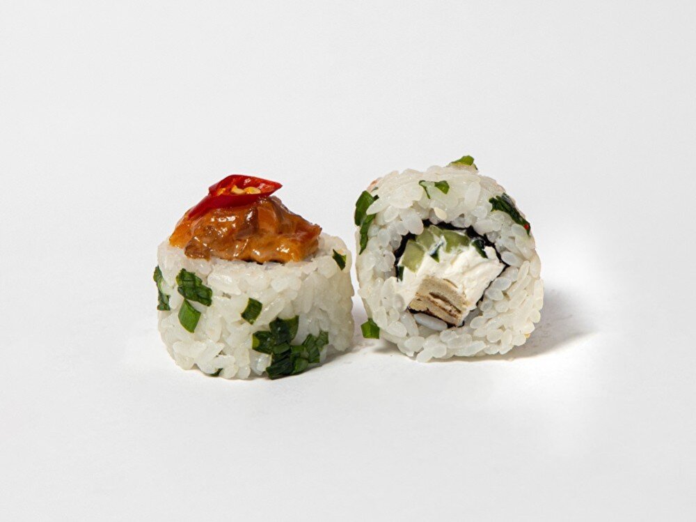 Острый ролл с лососем и перчиком чили