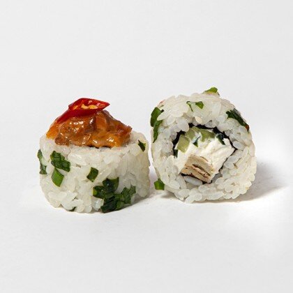 Острый ролл с лососем и перчиком чили