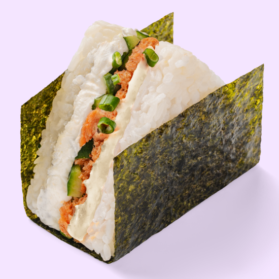 Ёнигири с жареным лососем