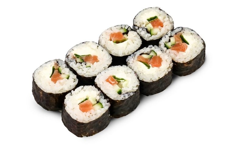 Роллы с семгой и зеленым луком