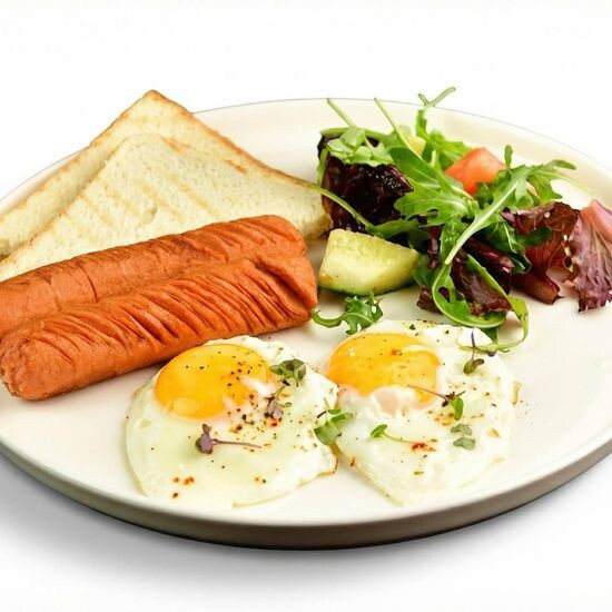 Глазунья с сосисками и микс салатом