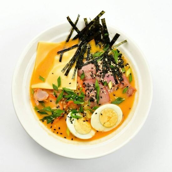 Сырный рамен с копчёностями