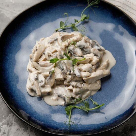 Кілегей соусындағы саңысурауқұлақ қосылған тауық еті/Курица с грибами в сливочном соусе