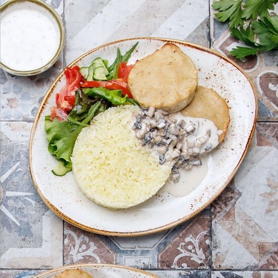 Тауық еті котлеттері және гарнир / Котлеты из куриного мяса с гарниром