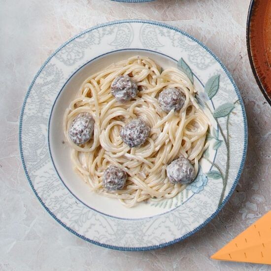 Фрикаделькілер қосылған  спагетти/Спагетти с фрикадельками