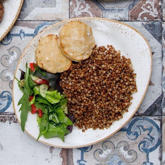 Қарақұмық қосылған күркетауық котлеттері/Котлеты из индейки с гарниром