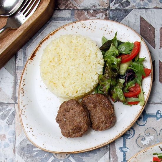 Күріш және сиыр котлеттері/Котлеты из говядины с гарниром