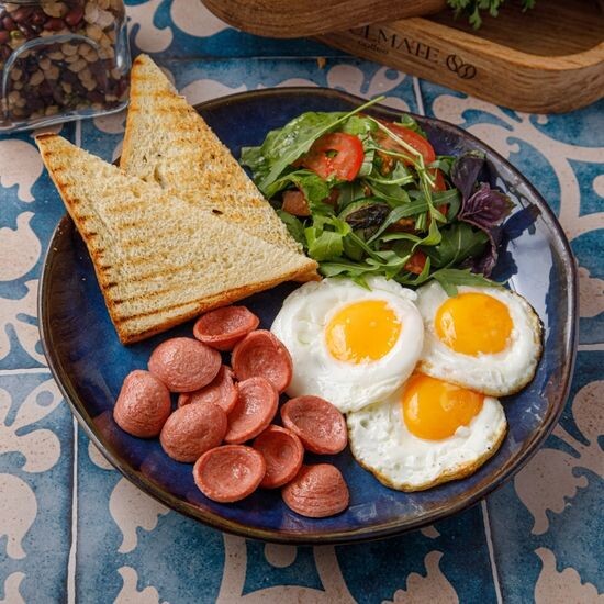 Жұмыртқа сиыр еті шұжықпен / Яйца с сарделькой