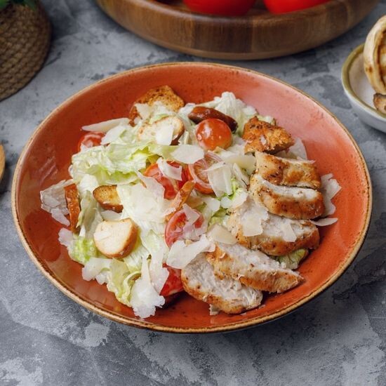 Тауық еті қосылған Цезарь салаты/Салат Цезарь с курицей