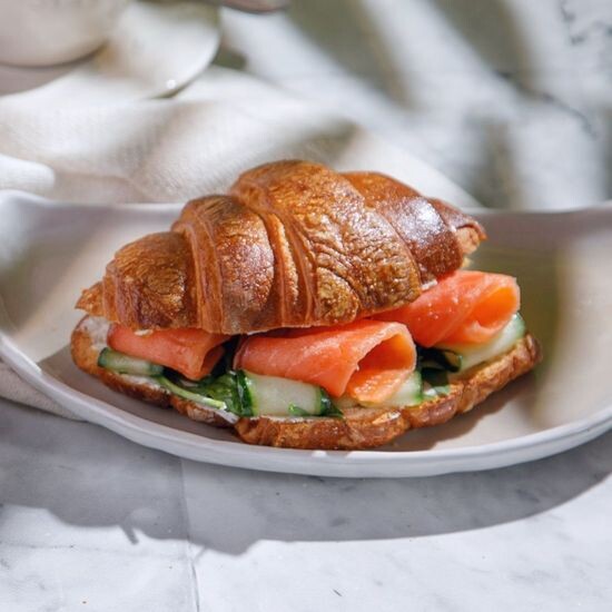 Тұздалған қызыл балық круассаны / Круассан с семгой