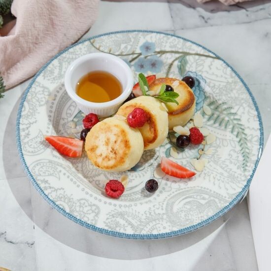 Глютенсіз сырниктер / Сырники без глютена с кленовым сиропом и ягодой