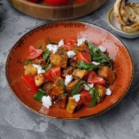 Баялды және ешкі ірімшігі қосылған салат/Салат с баклажанами и козьим сыром