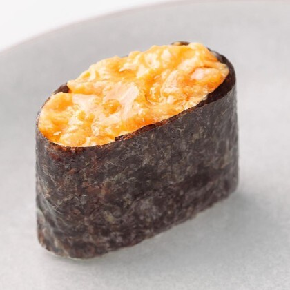 Гункан с лососем