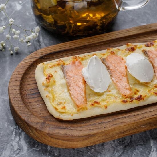 Қызыл балық және сүзбе ірімшігі қосылған пицца/ПИЦЦА с семгой квадратная