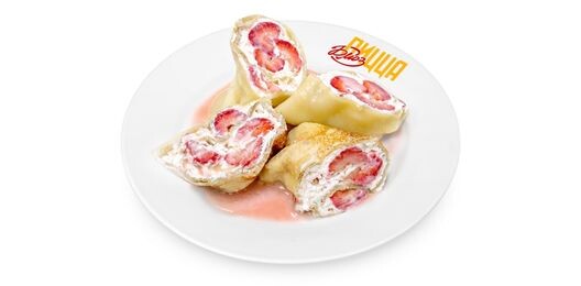 Блинчики с клубникой и взбитыми сливками