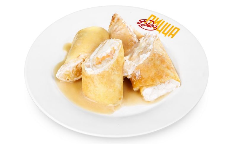 Блинчики с ананасом и взбитыми сливками