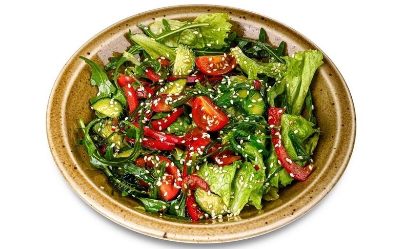 Салат с чукой и овощами