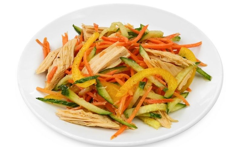 Салат овощной со спаржей