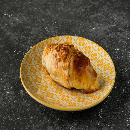 Круассан с миндалем