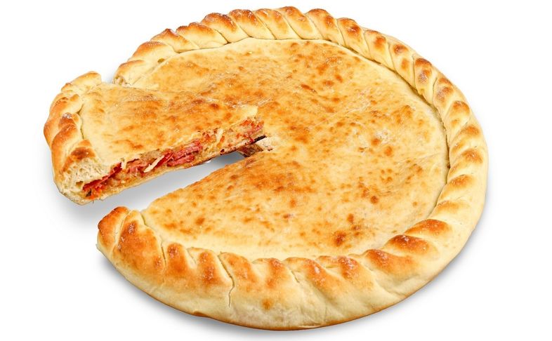 Пирог с капустой и охотничьими колбасками