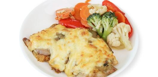 Отбивная с грибами и сметанным соусом