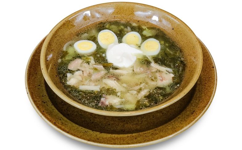 Щи зеленые с перепелиным яйцом