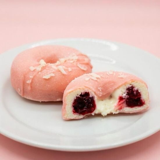 Пирожное корпусное Пончик с клубничной начинкой