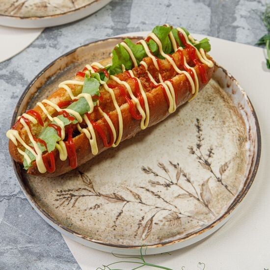 Қытырлақ тауық еті қосылған хот-док/Хот-дог с курочкой