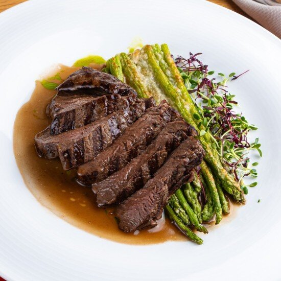 Конина на гриле со спаржой