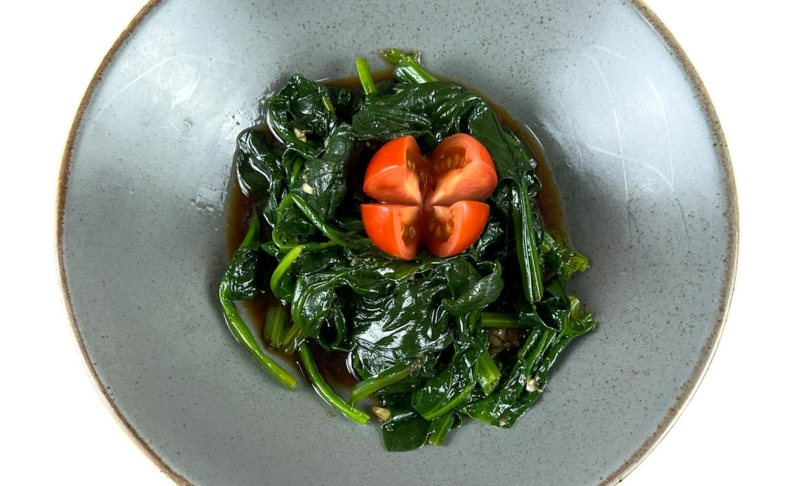 Шпинат в чесночном соусе