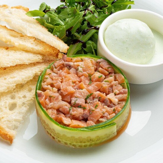 Тартар из лосося с пряными специями