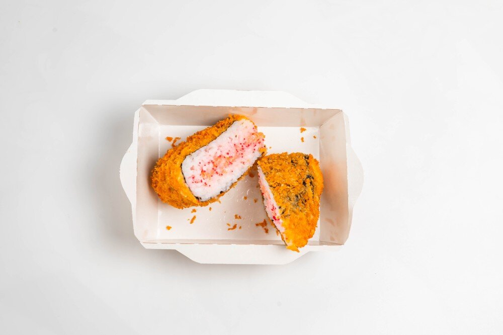 Онигири жареный с семгой