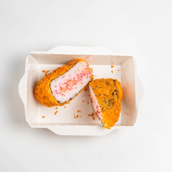 Онигири жареный с семгой