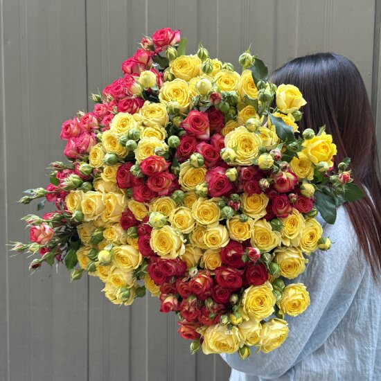 Кустовые розы «Yellow Bubbles and Summerdance» 90 см