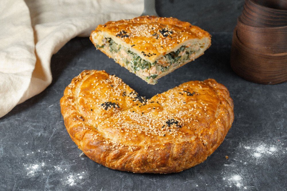 Пирог с отборной семгой, картофелем и шпинатом